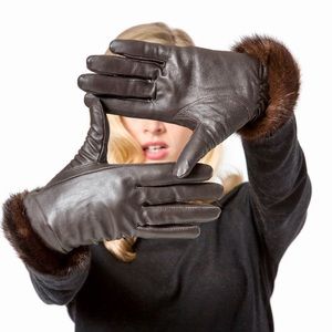 Short Leather Gloves with Mink Trim